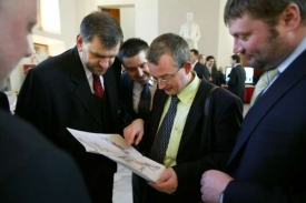 Rady se sankcemi si nevěděl ani poslanec Marek Benda (uprostřed).