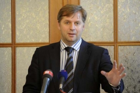 Podle Davida Ratha jsou funkce, kter&eacute; Petr Bendl m&aacute;, neslučiteln&eacute;.