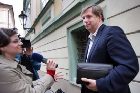 Petr Bendl přijal pozvání k jednacímu stolu od Davida Ratha.