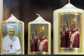 svíce s obrazy Benedikta XVI. (1)