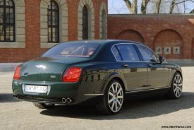 Bentley Continental Flying Spur v tmavě zelené barvě.