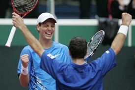 Tomáš Berdych s Radkem Štěpánkem se radují z vítězství nad Belgií.