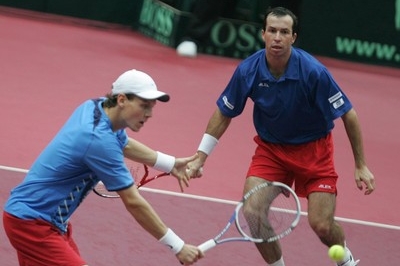 Tomáš Berdych (vlevo) s Radkem Štěpánkem v utkání proti Belgii.