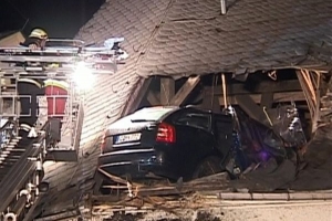 Hasiči odstraňují Octavii ze střechy kostela.