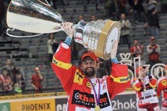 Kapitán Josef Beránek s pohárem pro vítěze extraligy.