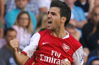 Fabregas oslavuje branku, kterou vstřelil Tottenhamu.