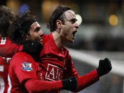 Tevez (vlevo) a Berbatov režírovali jediný gól United.