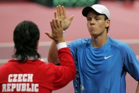 Tomáš Berdych (vpravo) s nehrajícím kapitánem Jaroslavem Navrátilem.