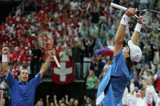 Tomáš Berdych a Radek Štěpánek se radují po vítězství.