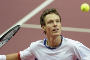 Tom&aacute;&scaron; Berdych při tr&eacute;ninku na prvn&iacute; kolo Davis Cupu.