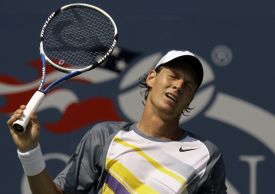 Tenista Tomáš Berdych zápas proti Andy Roddickovi na US Open vzdal. Nemohl dýychat a cítil se slabý. Vyšetření ukázalo, že šlo k krátkodobou srdeční arytmii 