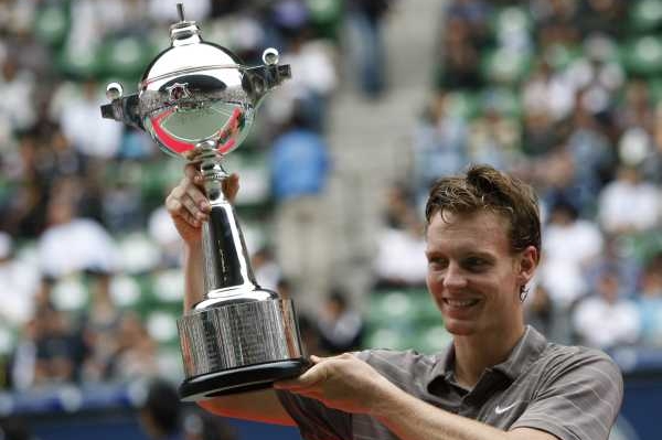 Tomáš Berdych s cenou pro vítěze turnaje v Tokiu.