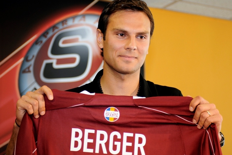 Patrik Berger s novým dresem.