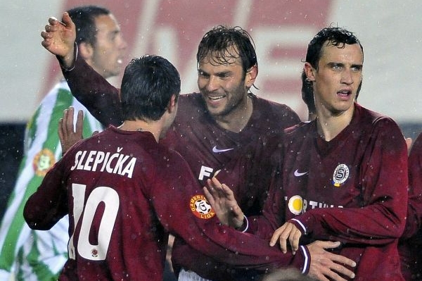 Patrik Berger (uprostřed v červeném) slaví vstřelený gól.