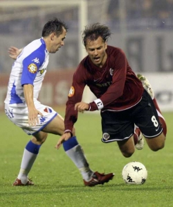 Patrik Berger padá po souboji s důrazným Tomášem Galáskem.