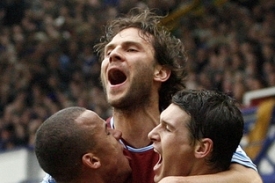 Patrik Berger už si v dresu Aston Villy na oslavu g&oacute;lu nezakřič&iacute;.