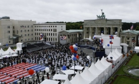 Pariser Platz. Slavnostn&iacute; otevřen&iacute; ambas&aacute;dy USA 4. 6. 2008.