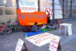 Hladovka se šíří po Evropě. Na obrázku aktivisté v Německu.