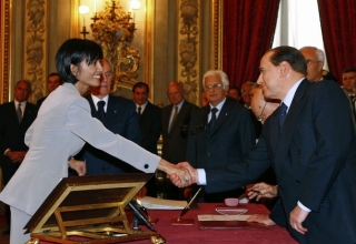 Kočka a mlsný kocour. Berlusconi udělal Carfagnaovou členkou vlády.