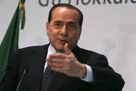 &Scaron;&eacute;f AC Mil&aacute;n a italsk&yacute; premi&eacute;r Silvio Berlusconi. V&scaron;emocn&yacute; muž.