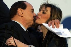 Silvio Berlusconi v obět&iacute; s vnučkou Mussoliniho Alessandrou.