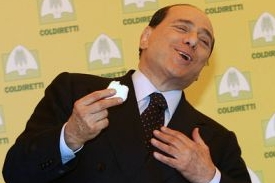 Věčn&yacute; vtip&aacute;lek Berlusconi. Snaha odvr&aacute;tit pozornost?