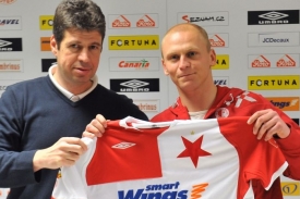 Aleš Besta (vpravo) pozuje s dresem Slavie s ředitelem Doležalem.