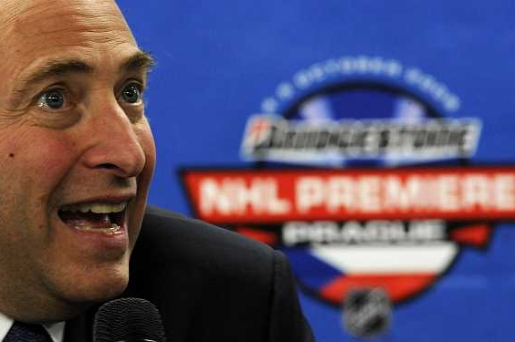 Šéf hokejové NHL Gary Bettman při tiskové konferenci v Praze..