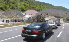 Turisté a potraviny. Letitá hra na schovávanou s celníky v Chorvatsku.