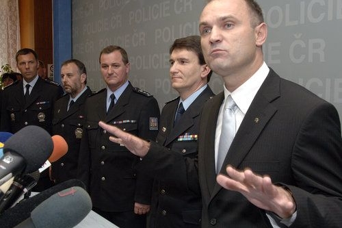 Zprava ministr vnitra Ivan Langer představil 29. května na tiskové konferenci v Praze nového policejního prezidenta Oldřicha Martinů a jeho náměstky Jiřího Houbu, Ivana Bílka a Tomáše Kužela. Zprava ministr vnitra Ivan Langer představil 29. května na tiskové konferenci v Praze nového policejního prezidenta Oldřicha Martinů a jeho náměstky Jiřího Houbu, Ivana Bílka a Tomáše Kužela.