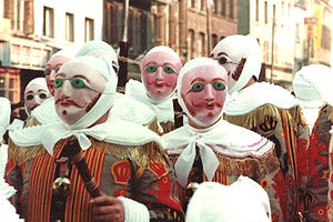 Masky z Binche pomohly městu i k ocenění UNESCO. Masky z Binche pomohly městu i k ocenění UNESCO.