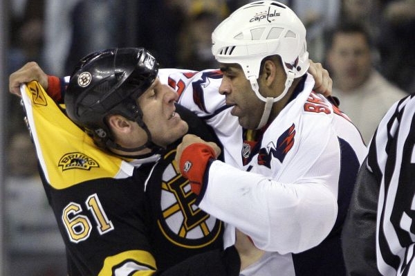 Donald Brashear (v bílém), jeden z největších bitkařů NHL. 