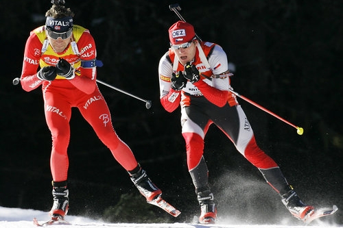 Nor Ole Einar Bjöerndalen (vlevo) vede před Michalem Šlesingrem během závodu na 12,5 km na mistrovství světa v italské Anterselvě