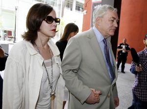 Conrad Black a jeho žena Barbara Amiel Black si přicházejí vyslechnout rozsudek