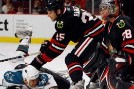 Tvrdost hokejistů Chicaga pocítil i Rob Blake ze San Jose (vlevo). Tvrdost hokejistů Chicaga pocítil i Rob Blake ze San Jose (vlevo).