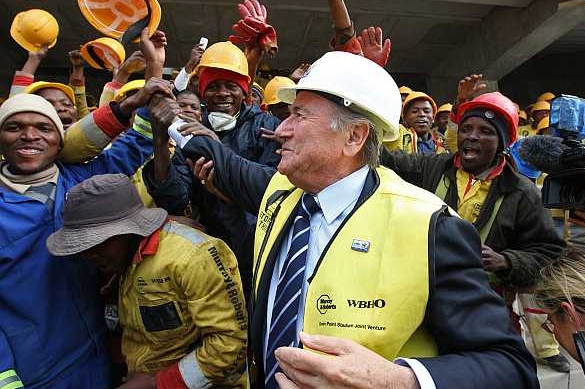 Šéf FIFA Sepp Blatter s dělníky na stavbě stadionu pro MS 2010 v JAR.