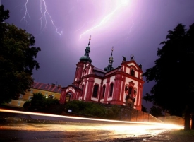 Při bouřce není dobré zůstávat na kopcích a holých pláních.