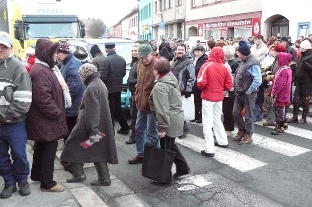 Tisícovka lidí blokovala v České Slalici přechody přes silnici. Tisícovka lidí blokovala v České Slalici přechody přes silnici.