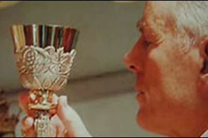 Richard Williamson slouží mši.