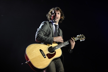 James Blunt zahájil koncert v obleku a s akustickou kytarou.