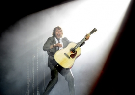James Blunt hr&aacute;l i před proř&iacute;dl&yacute;m publikem se zjevn&yacute;m nasazen&iacute;m.