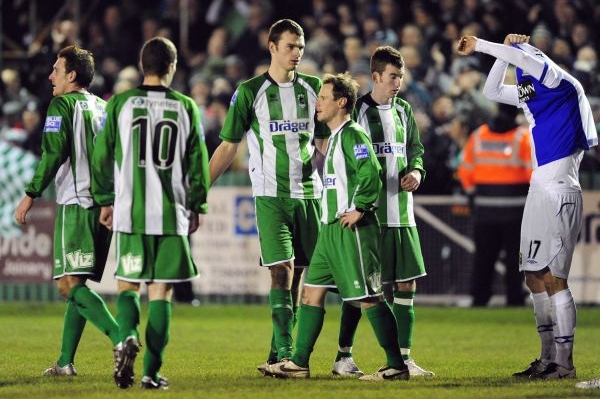 Zklamaní fotbalisté Blyth Spartans po prohře s Blackburnem. Zklamaní fotbalisté Blyth Spartans po prohře s Blackburnem.