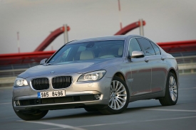 BMW 750i v souboji proti Mercedesu S obstojí.