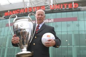 Sir Bobby Charlton, bývalý hráč Manchesteru United pozuje s trofejí   