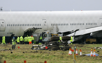 Boeing dosedl na Heathrow tvrdě.