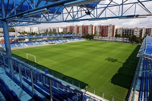 Chybí severní tribuna...