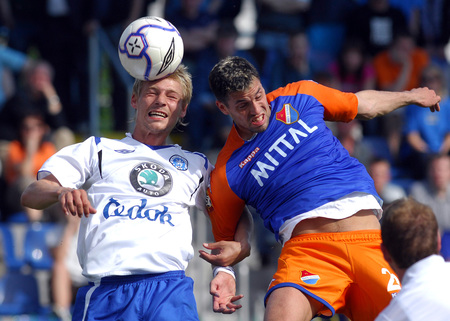 Mladoboleslavský Jan Rajnoch v souboji s Lukášem Magerou z Baníku Ostrava. Mladoboleslavský Jan Rajnoch v souboji s Lukášem Magerou z Baníku Ostrava.