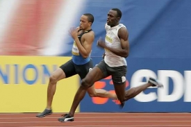 Jamajčan Usain Bolt (v bílém), světový rekordman v běhu na 100 metrů.