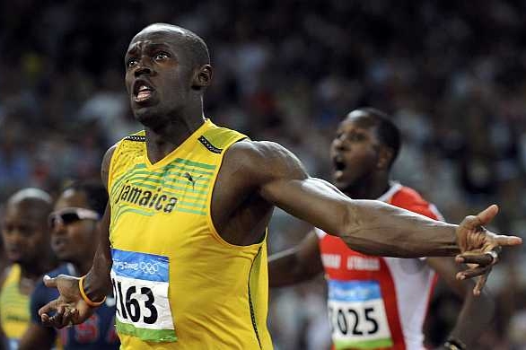 Jamajčan Usain Bolt se řítí do cíle olympijského sprintu.