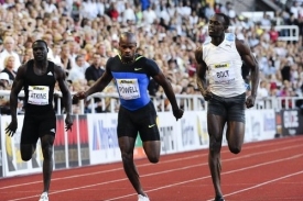 Jamajčan Asafa Powell (uprostřed), jeho krajan Usain Bolt.
